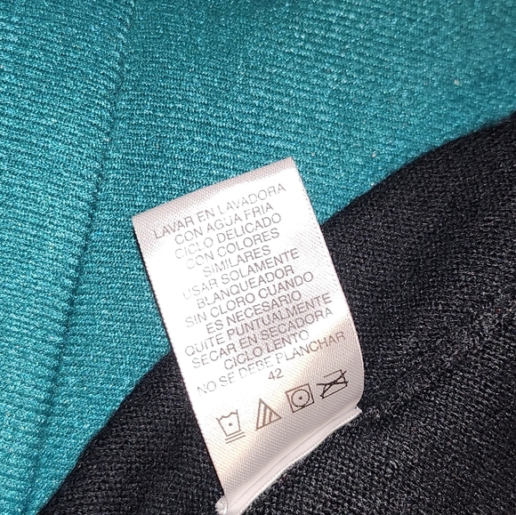 Geometric Black and White Turtleneck Sweater - Picture 8 of 8